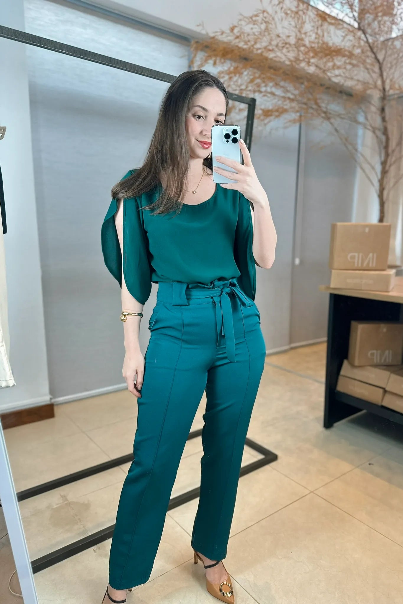 Conjunto: Blusa Lisa Abertura Manga Virgínia Verde + Calça Corte Reto Detalhe Laço Angeline Verde Petróleo