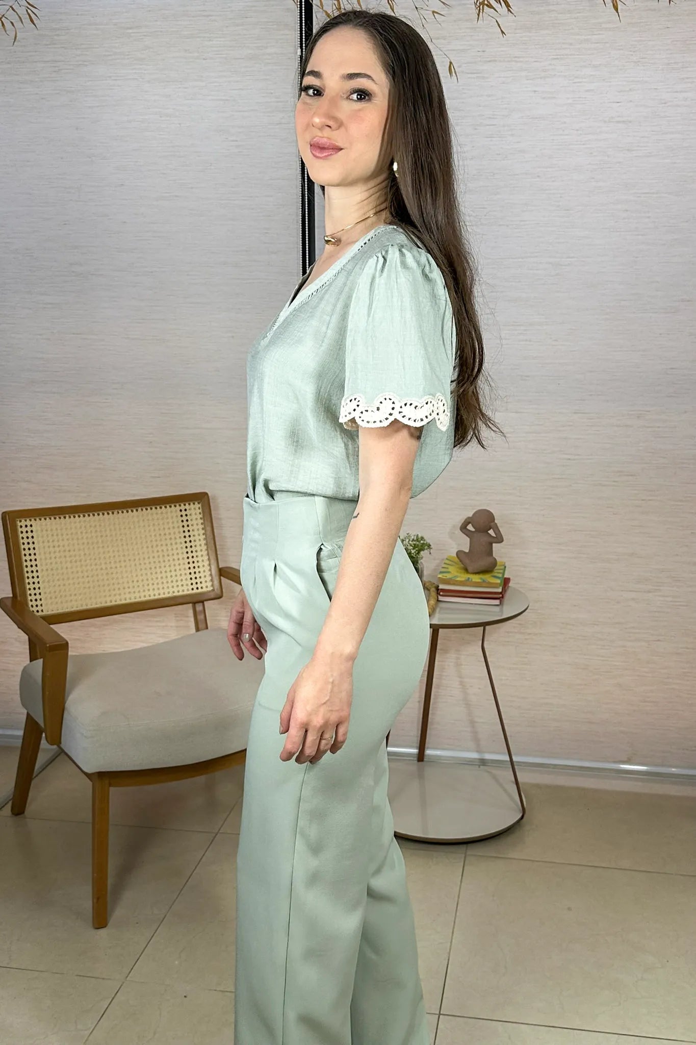 Conjunto: Blusa Manga Curta Detalhe Decote “V” Visco Essenza Elen Verde + Calça Corte Reto Alfaiataria Detalhe Cós Eloísa Verde