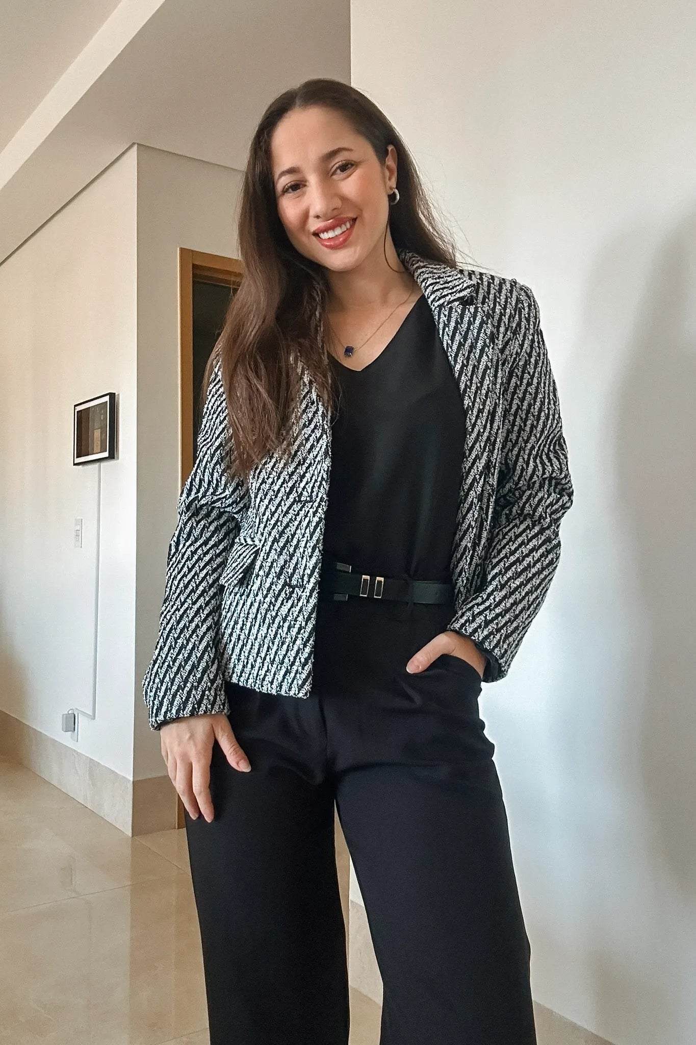 Conjunto: Blusa Regata Lisa Decote "V" Sabrina Preta + Casaco Clássico Em Chevron Madalena Estampado Preto + Calça Corte Reto Detalhe Cinto Priscila Preta