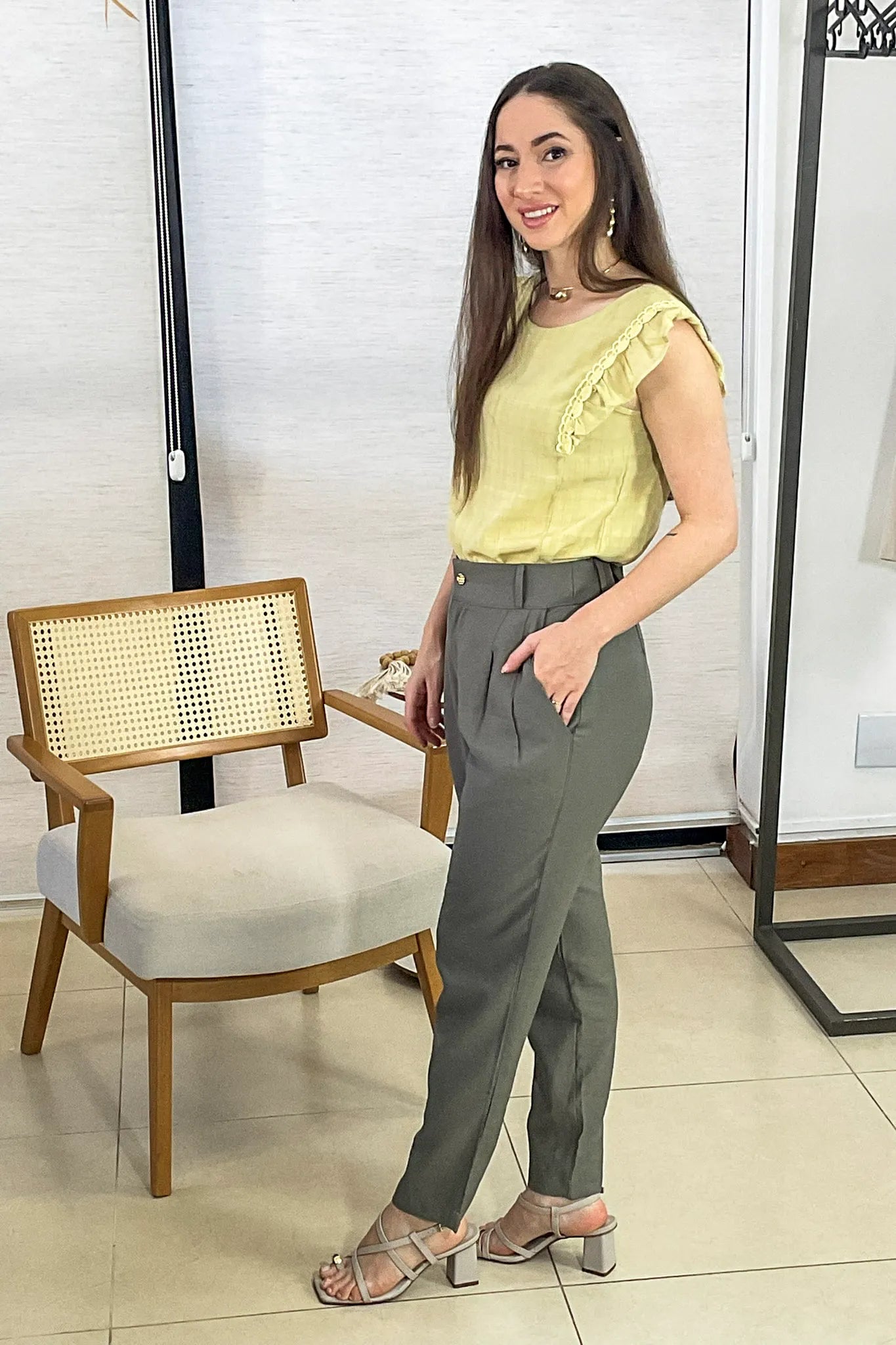 Conjunto: Blusa Detalhe Bordado Manga Soft Cotton Selena Verde Lima + Calça Corte Reto Alfaiataria Serena Laísa Verde Militar