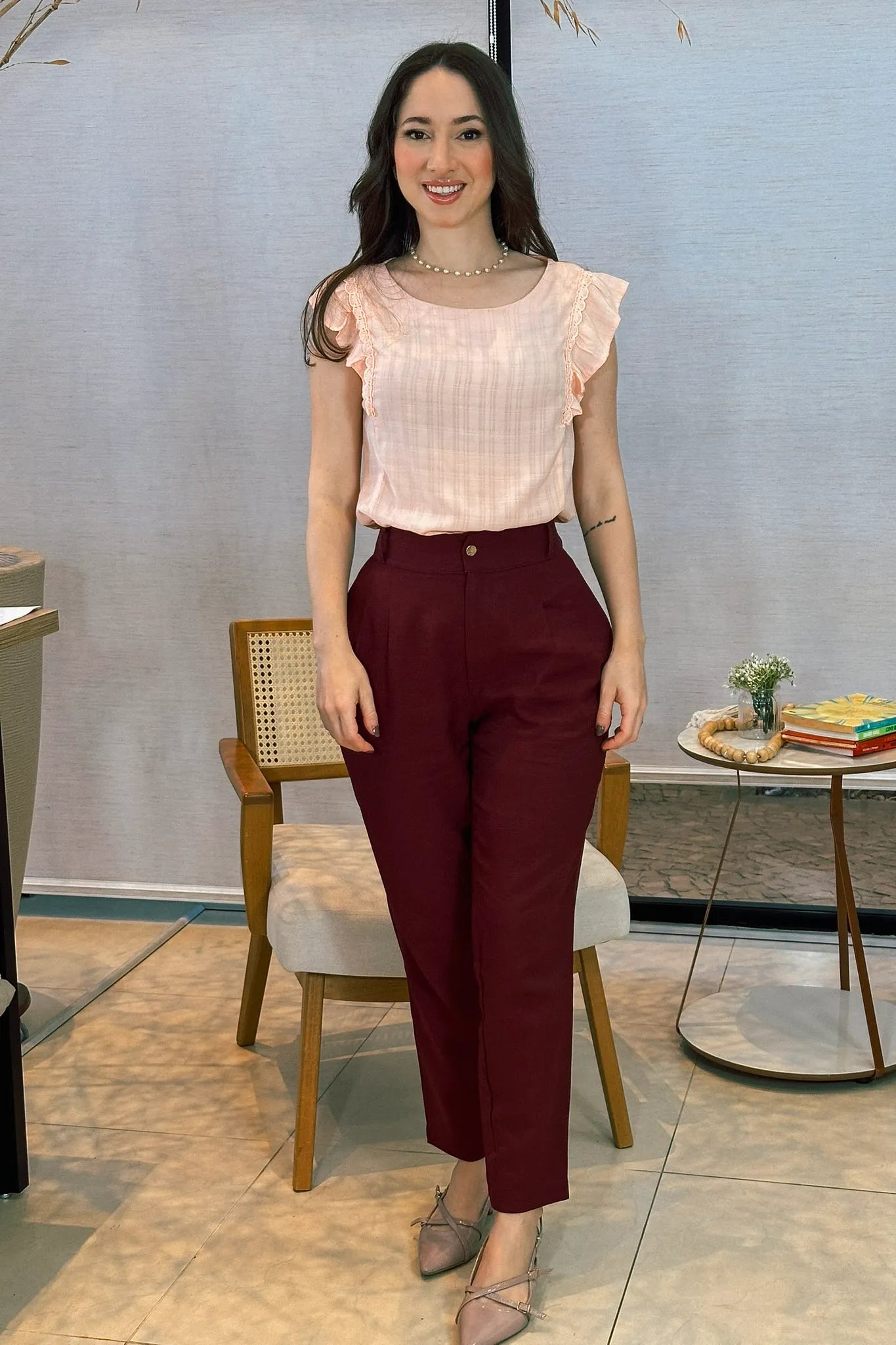 Conjunto: Blusa Detalhe Bordado Manga Soft Cotton Selena Rosa + Calça Corte Reto Alfaiataria Serena Laísa Marsala
