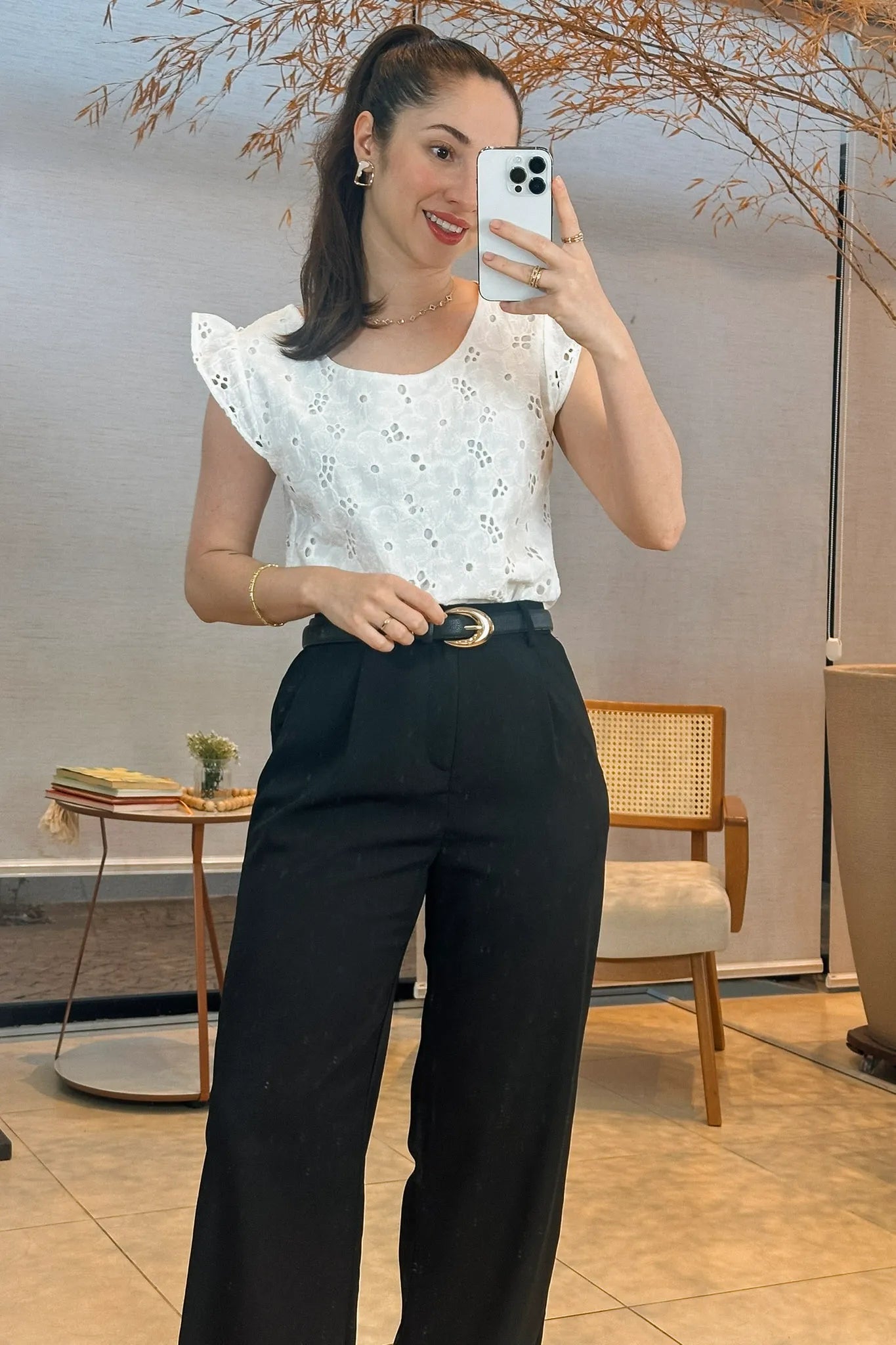 Conjunto: Blusa Regata Em Algodão Textura Bordada Laise Suzy Branca + Calça Pantalona Alfaiataria Lavínia Preta