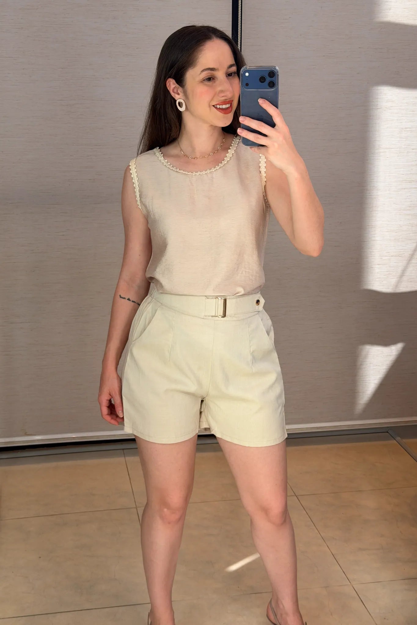 Conjunto: Regata Detalhe Acabamento Bordado Visco Brise Selma Bege + Shorts Detalhe Fivela Metálica Alfaiataria Lux Eliane Creme