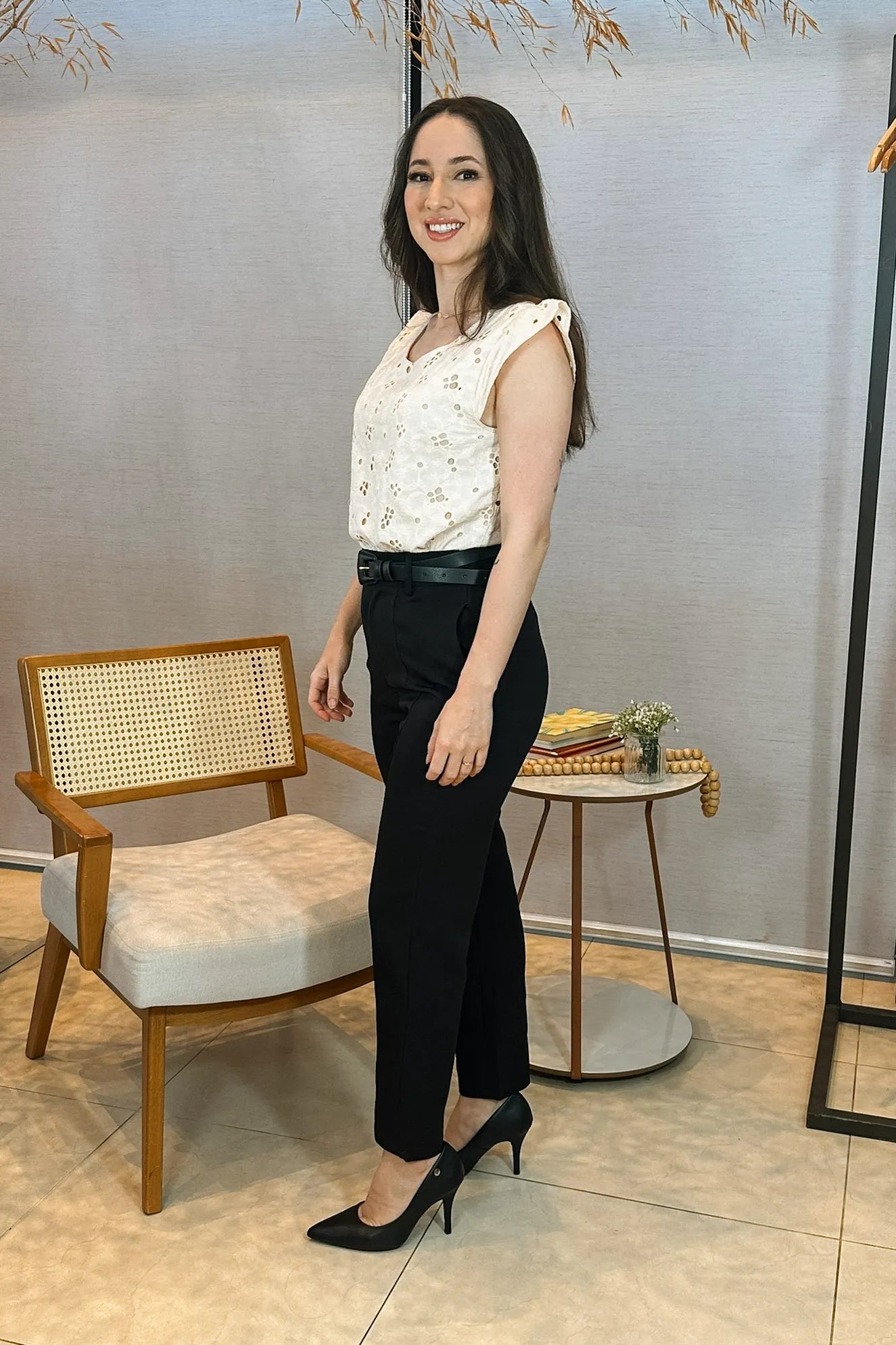 Conjunto: Blusa Regata Em Algodão Textura Bordada Laise Suzy Creme + Calça Corte Reto Detalhe Botão Encapado Em Crepe Milano Maria Preta