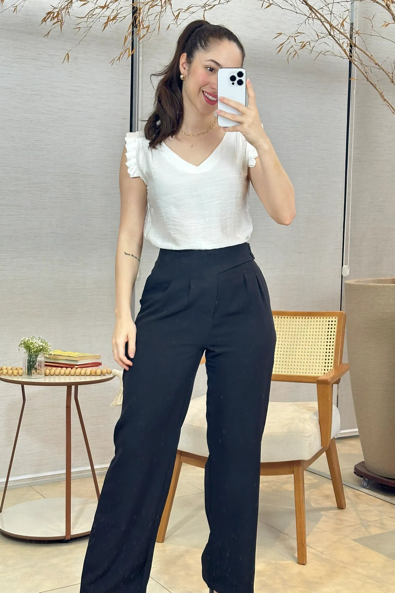 Conjunto: Blusa Regata Babados Decote "V" Em Viscolisse Joice Branca + Calça Corte Reto Alfaiataria Detalhe Cós Eloísa Preta