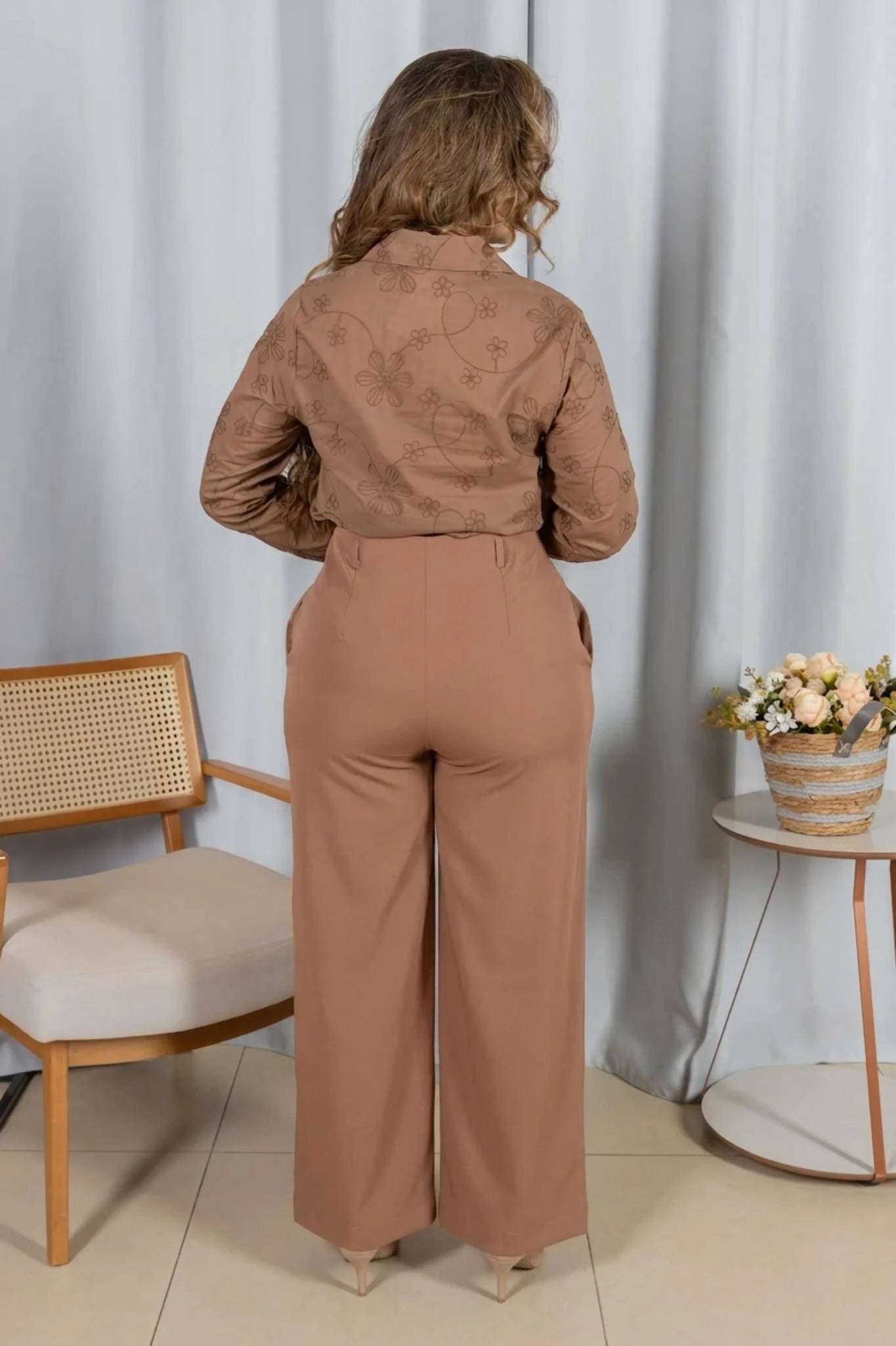 Calça Pantalona em Alfaiataria com Cinto Encapado Cinthia Marrom Claro
