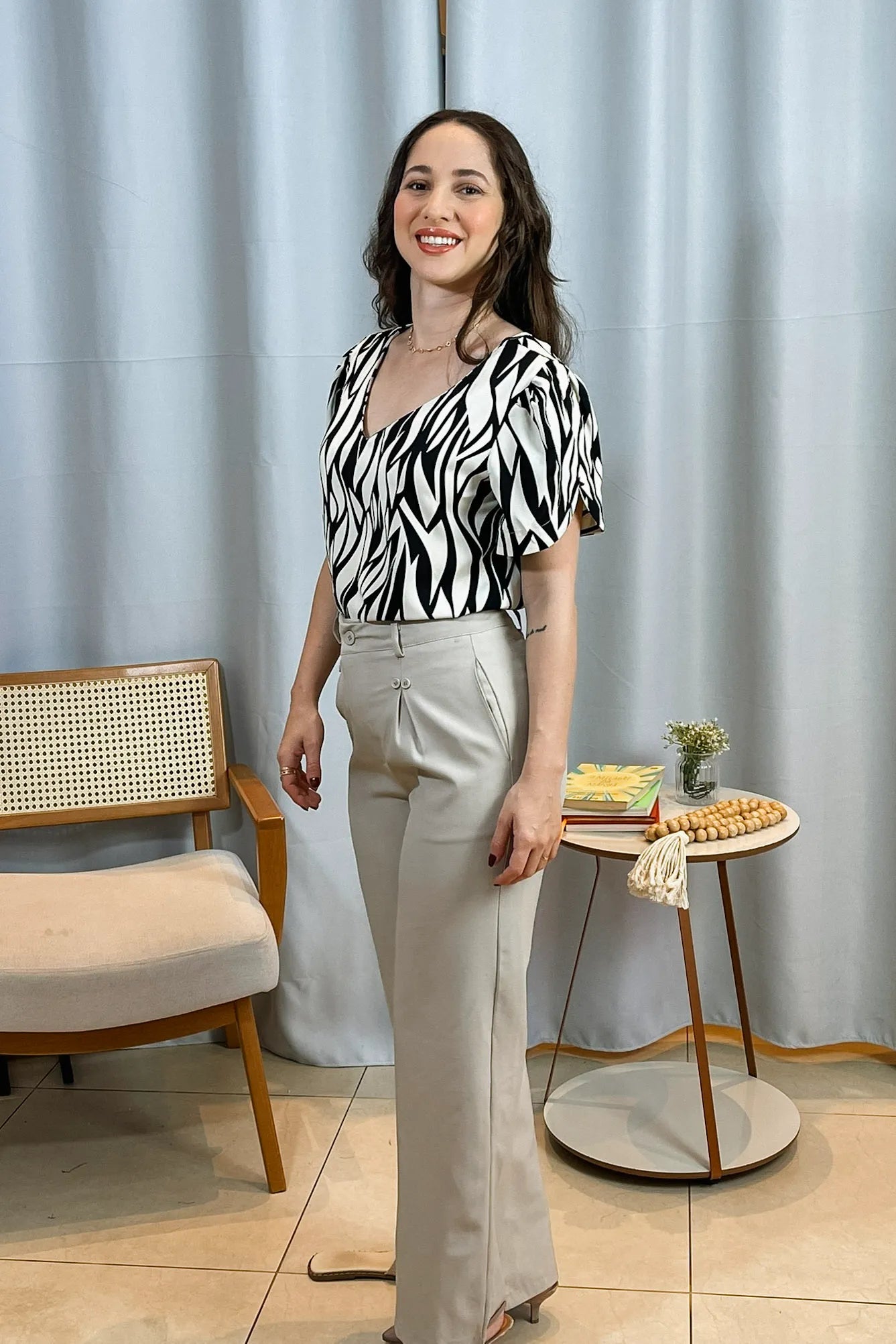 Conjunto: Blusa Manga Curta Detalhe Botão Decote "V" Crepe Classic Graciane Preta + Calça Pantalona Detalhe Botões Crepe Alfaiataria Larissa Cinza