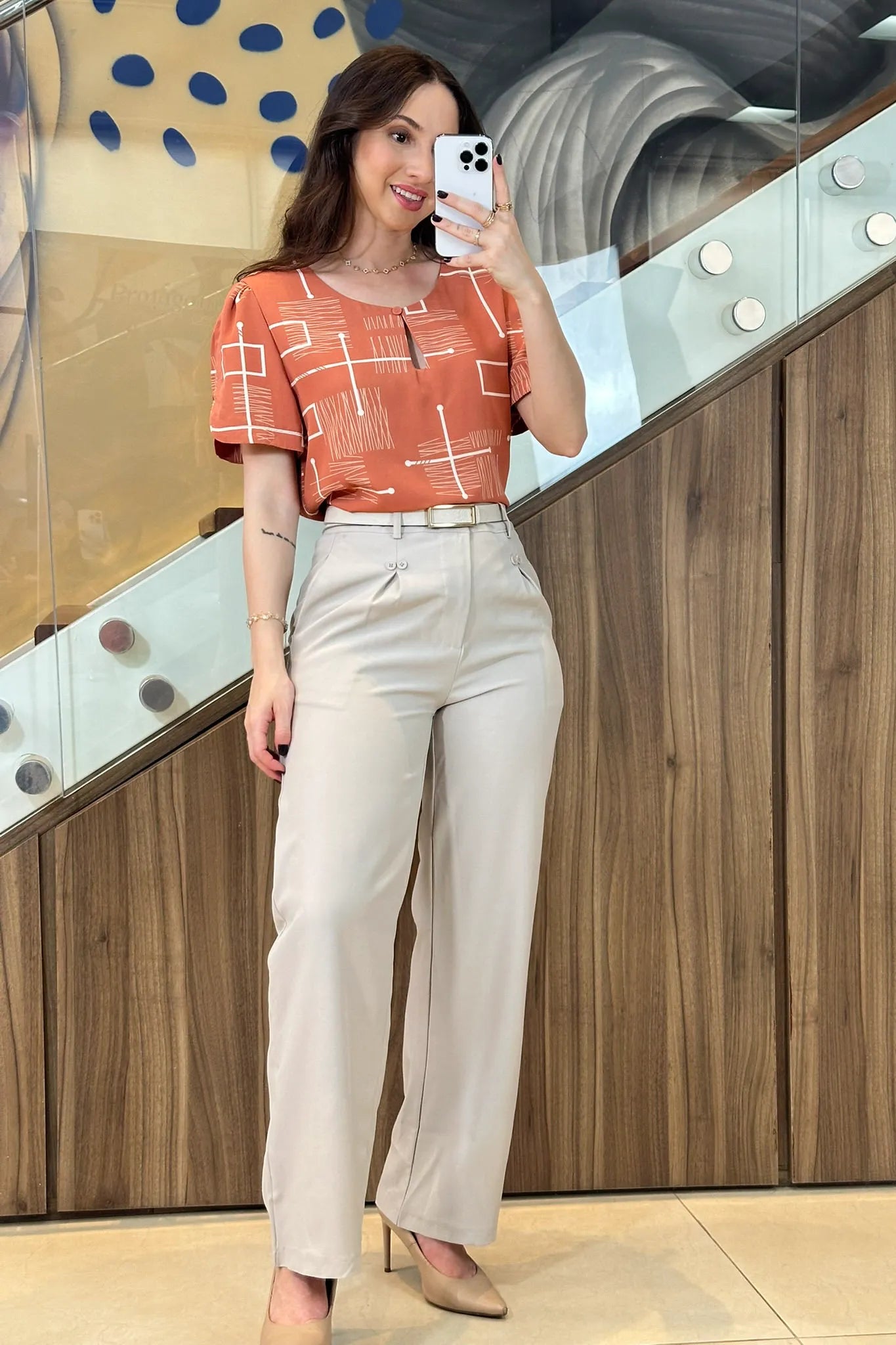 Conjunto: Blusa Manga Curta Colo Detalhe Botão Crepe Classic Samara Estampada Terracota + Calça Pantalona Detalhe Botões Crepe Alfaiataria Larissa Cinza