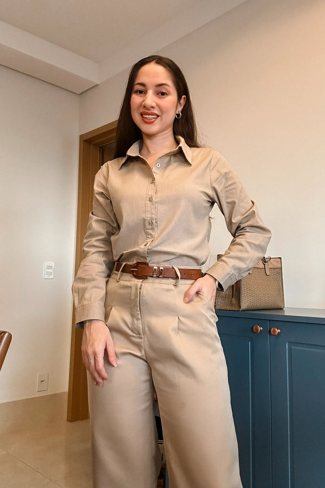 Conjunto: Camisa Manga Longa Cotton Premium Marisa Creme + Calça Corte Reto Detalhe Cinto Priscila Bege