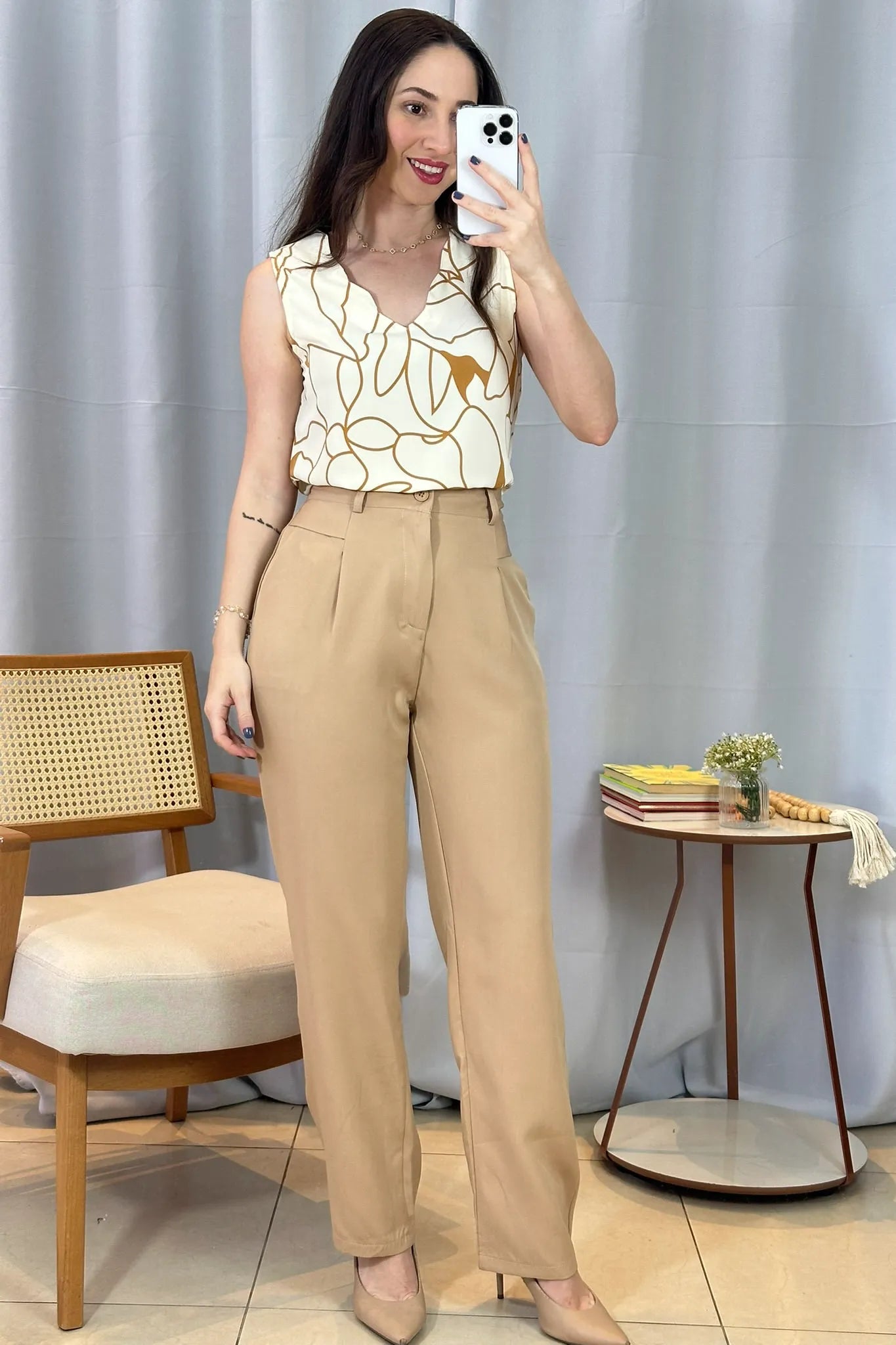 Conjunto: Blusa Regata Detalhe Decote Crepe Classic Estampada Hebe Camargo Creme + Calça Corte Reto Alfaiataria Detalhe Bolso Adriana Esteves Bege