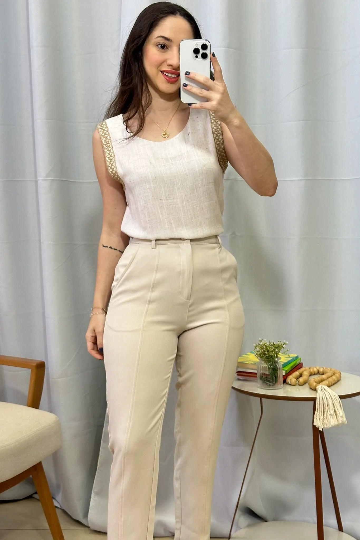 Conjunto: Blusa Regata Detalhe Bordado Visco-linho Ana Maria Braga Off white + Calça Corte Reto Detalhe Friso Crepe Milano Eliana Bezerra Creme