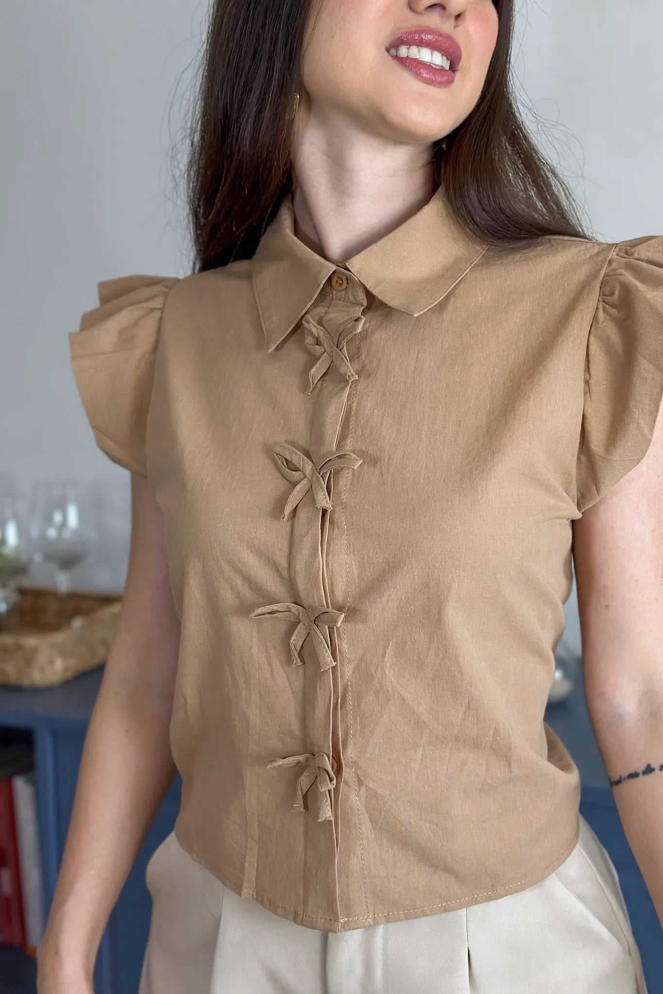 Camisa Manga Curta Detalhe Laço Thamires Marrom