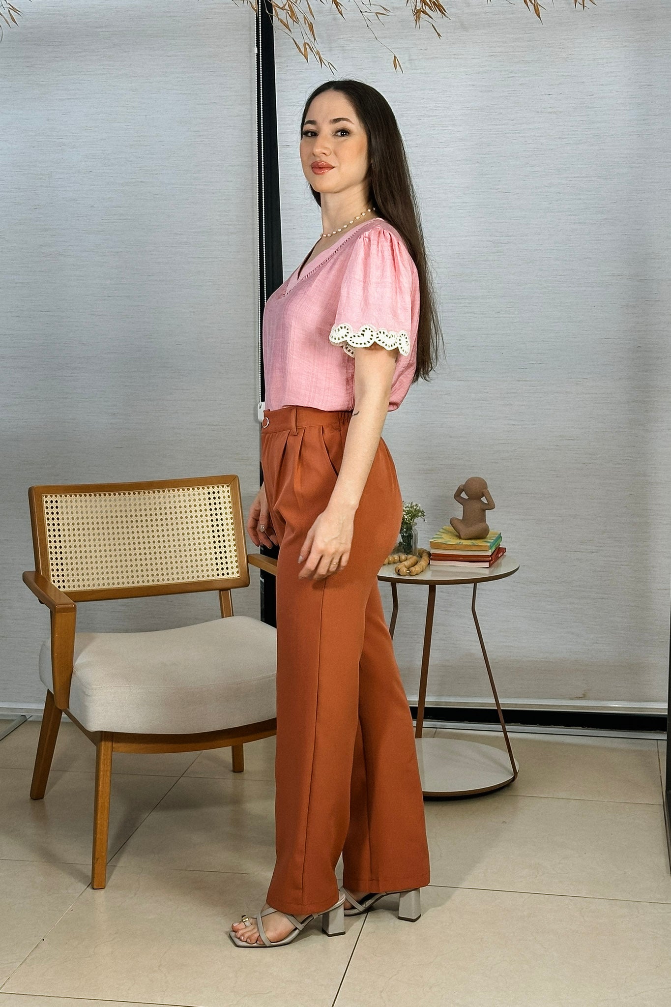 Conjunto: Blusa Manga Curta Detalhe Decote “V” Visco Essenza Elen Rosa + Calça Pantalona Crepe Milano Detalhe Botão Encapado Elena Terracota