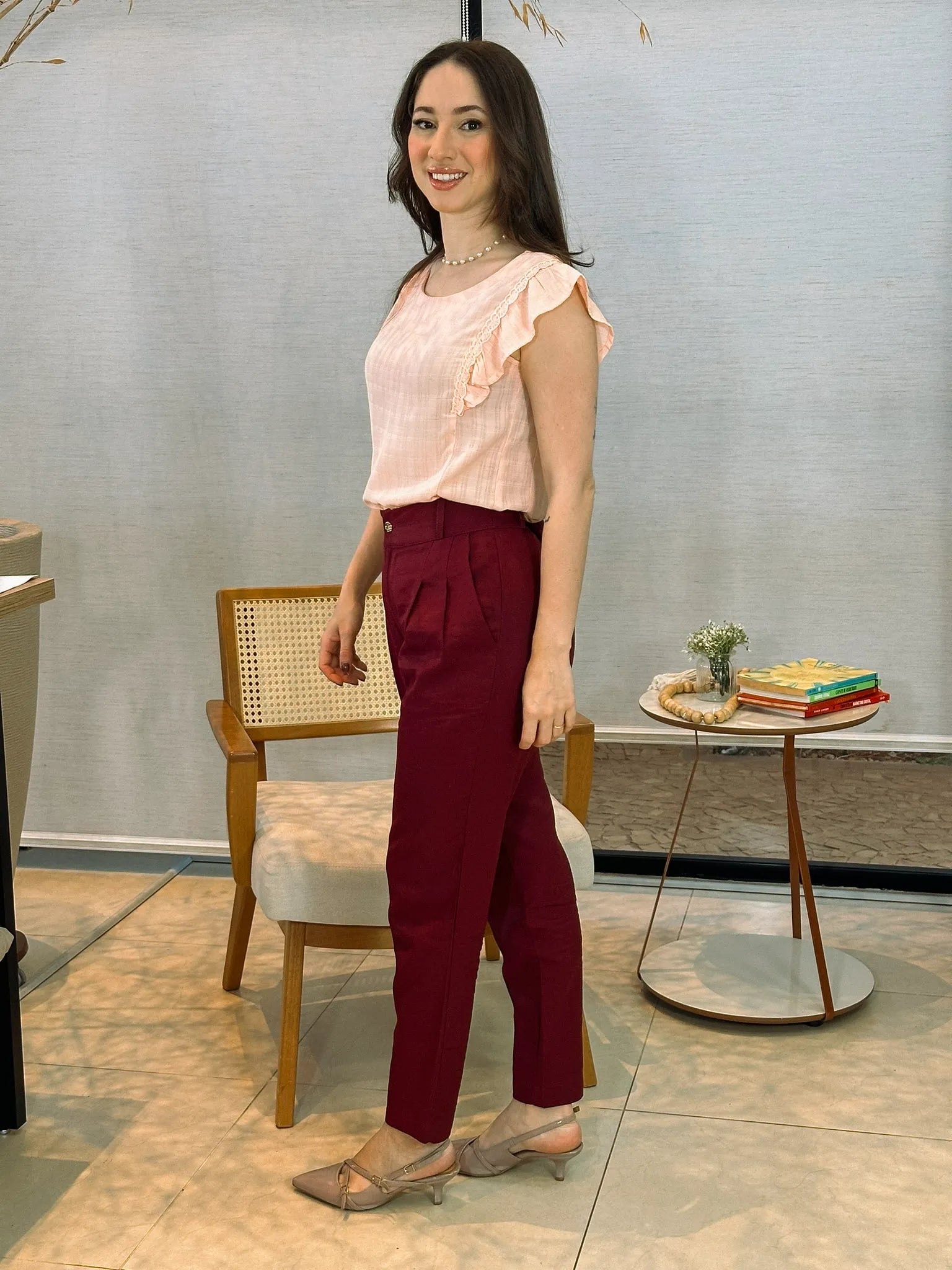 Conjunto: Blusa Detalhe Bordado Manga Soft Cotton Selena Rosa + Calça Corte Reto Alfaiataria Serena Laísa Marsala