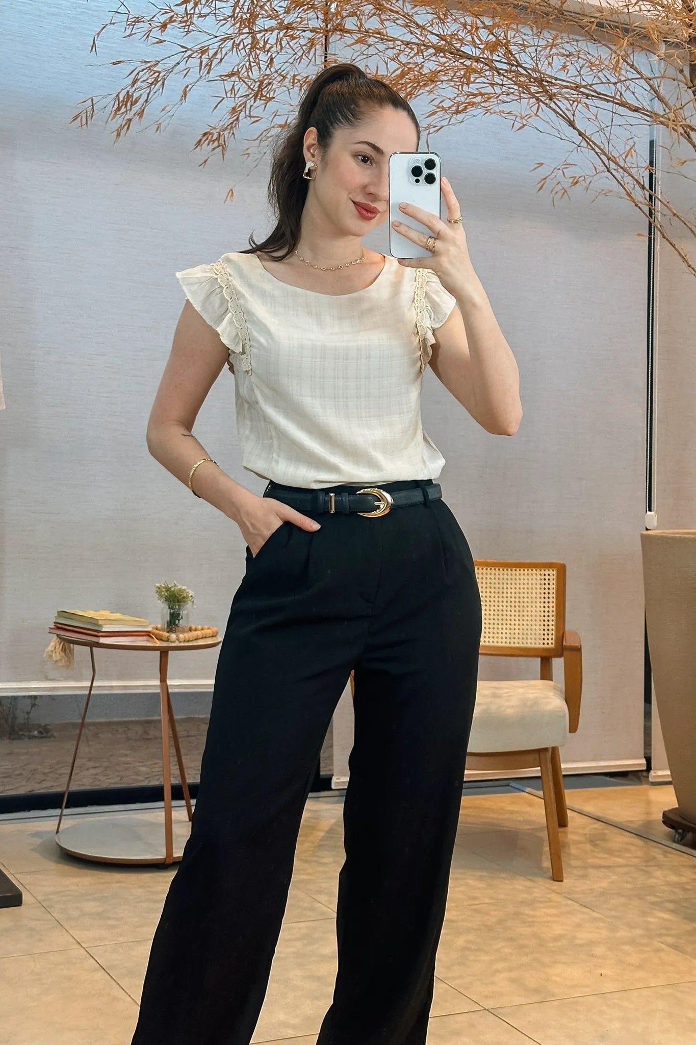 Conjunto: Blusa Detalhe Bordado Manga Soft Cotton Selena Bege + Calça Corte Reto Alfaiataria Detalhe Cós Eloísa Preta
