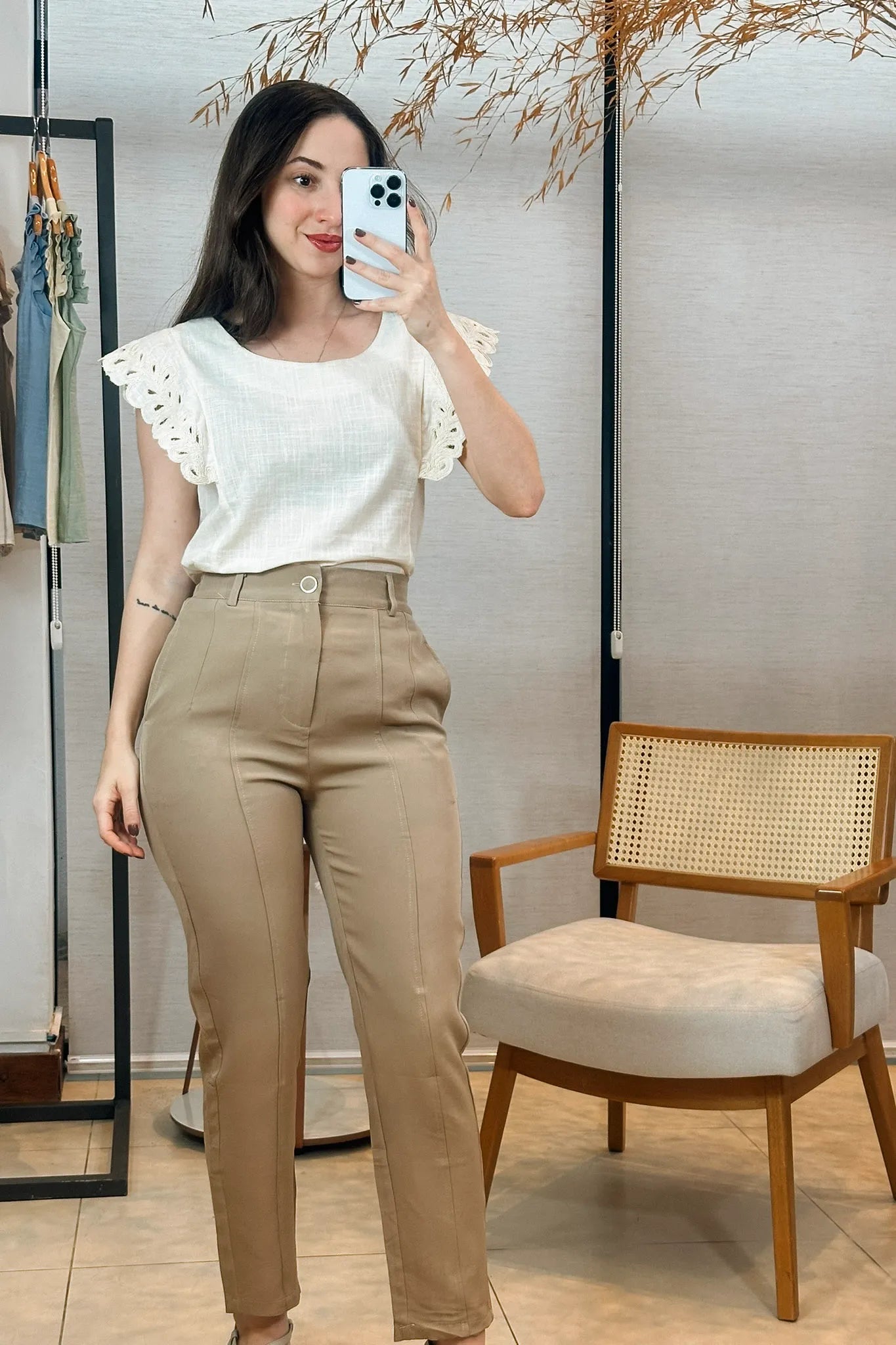 Conjunto: Blusa Regata Detalhe Bordado Em Visco Comfort Juliane Creme + Calça Corte Reto Detalhe Botão Encapado Em Crepe Milano Maria Bege