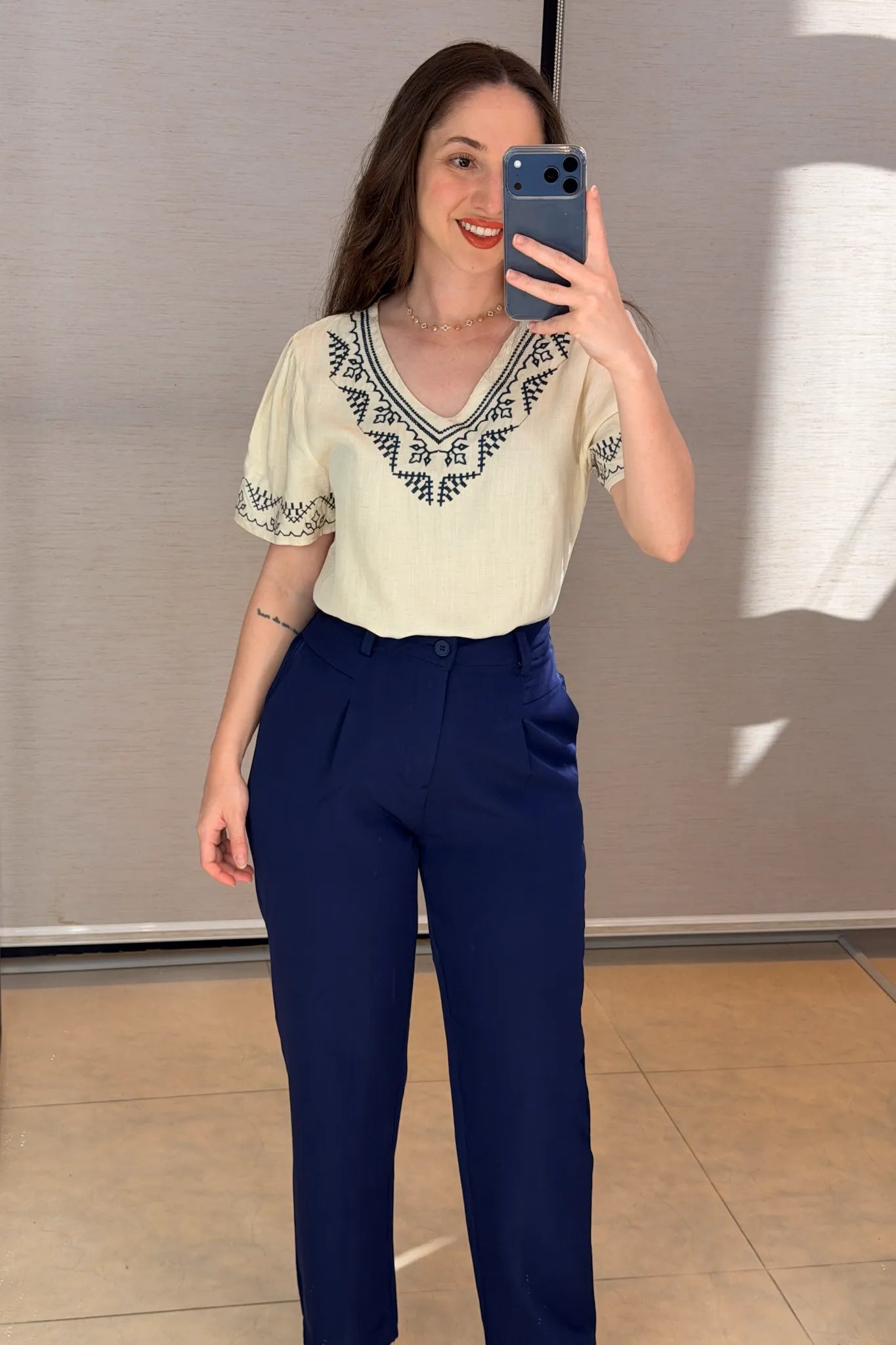 Conjunto: Blusa Manga Curta Detalhe Colo Bordado Visco Linho Jaqueline Creme + Calça Corte Reto Alfaiataria Detalhe Bolso Adriana Esteves Azul Marinho