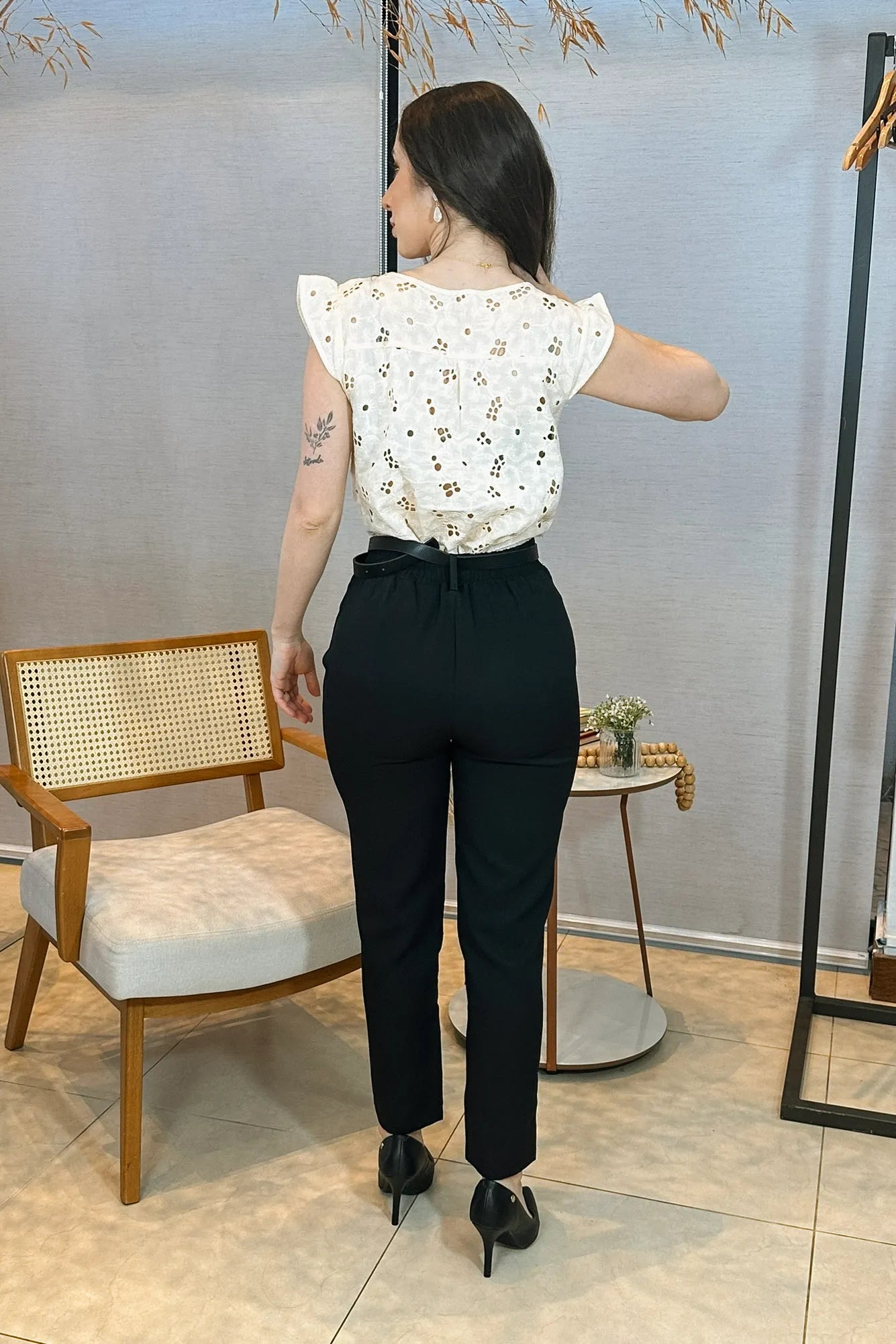 Conjunto: Blusa Regata Em Algodão Textura Bordada Laise Suzy Creme + Calça Corte Reto Detalhe Botão Encapado Em Crepe Milano Maria Preta