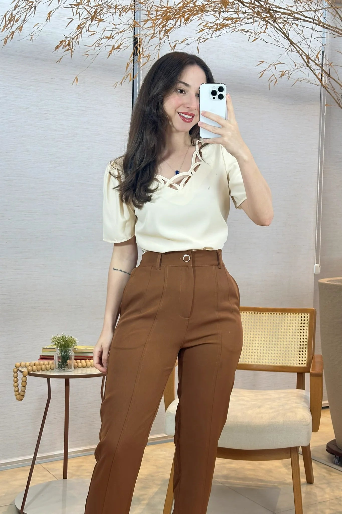 Conjunto: Blusa Manga Curta Detalhe Decote Crepe Classic Carolina Bege + Calça Corte Reto Detalhe Botão Encapado Em Crepe Milano Maria Marrom