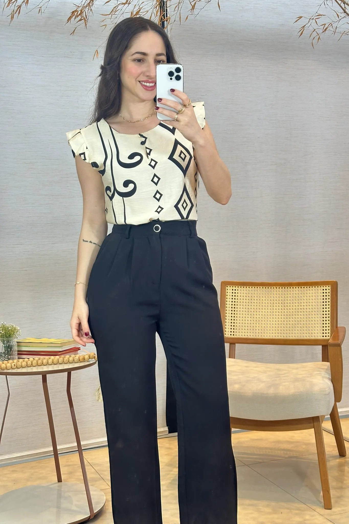 Conjunto: Blusa Regata Babados Sheila Visco Brise Estampada Preta + Calça Pantalona Crepe Milano Detalhe Botão Encapado Elena Preta
