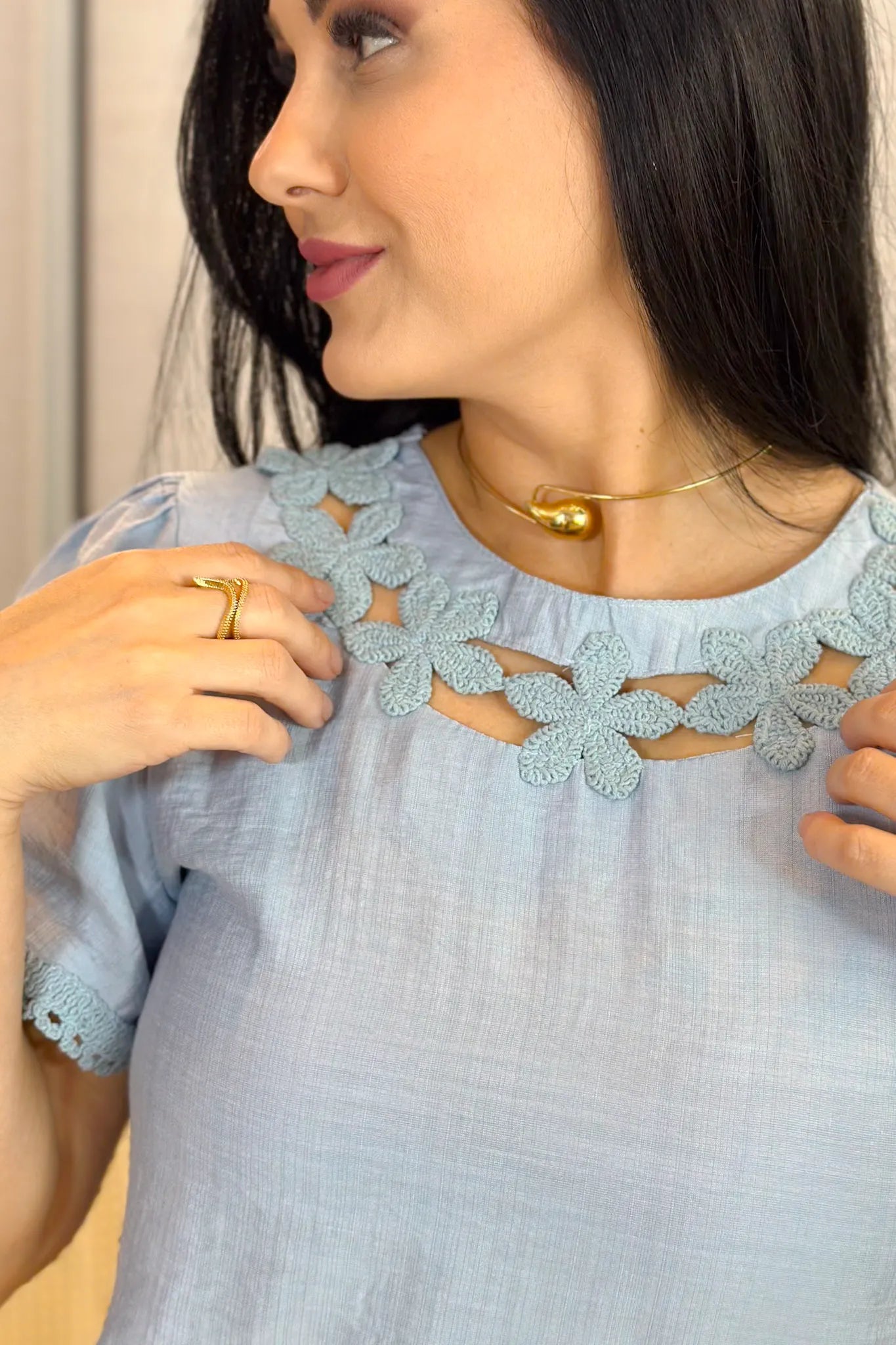 Blusa Manga Curta Visco Acetinado Detalhe Bordado Mabel Azul