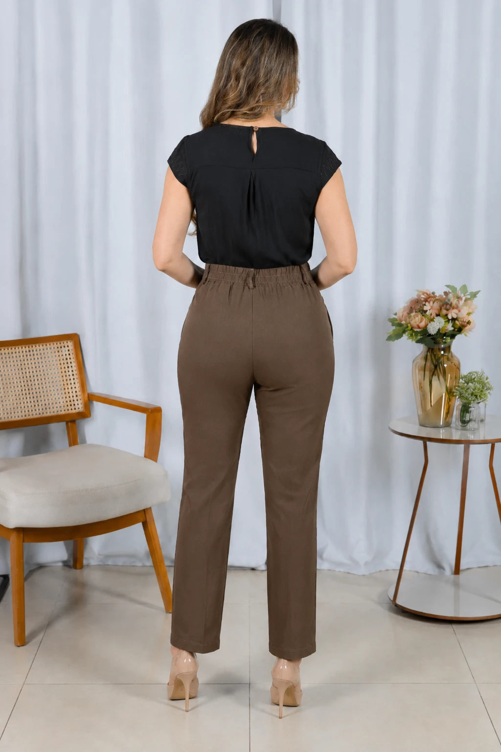 Blusa Visco Linen Muscle com Pregas no Decote Alana Preta