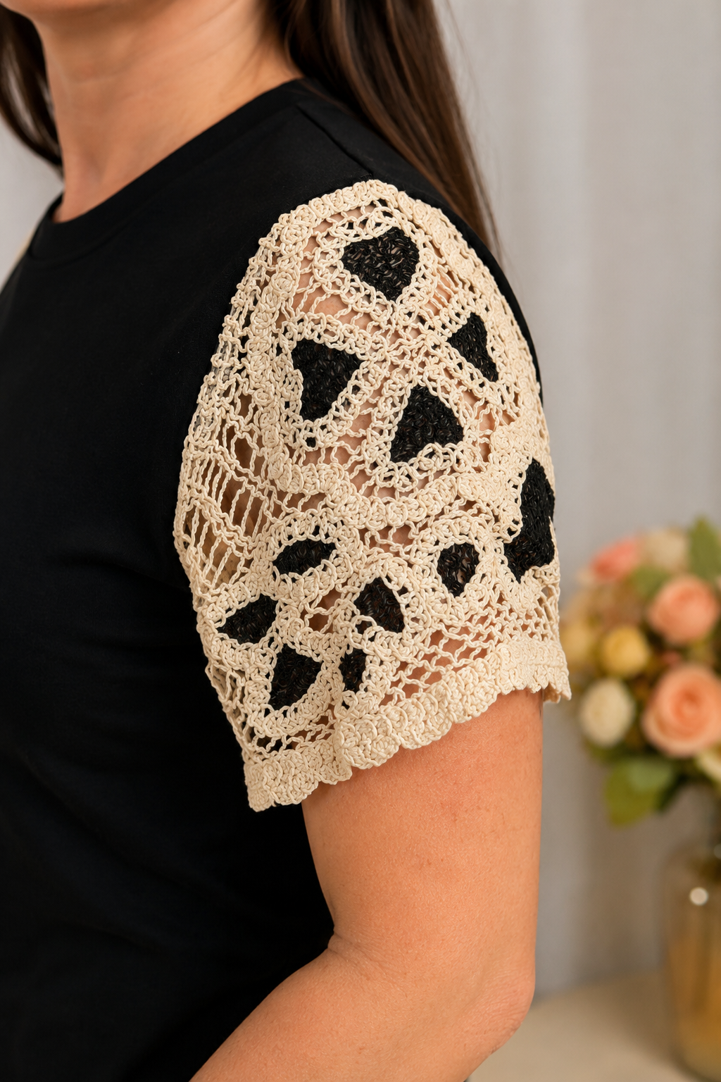 Blusa Cotton Lycra com Manga em Crochê Leonor Preta