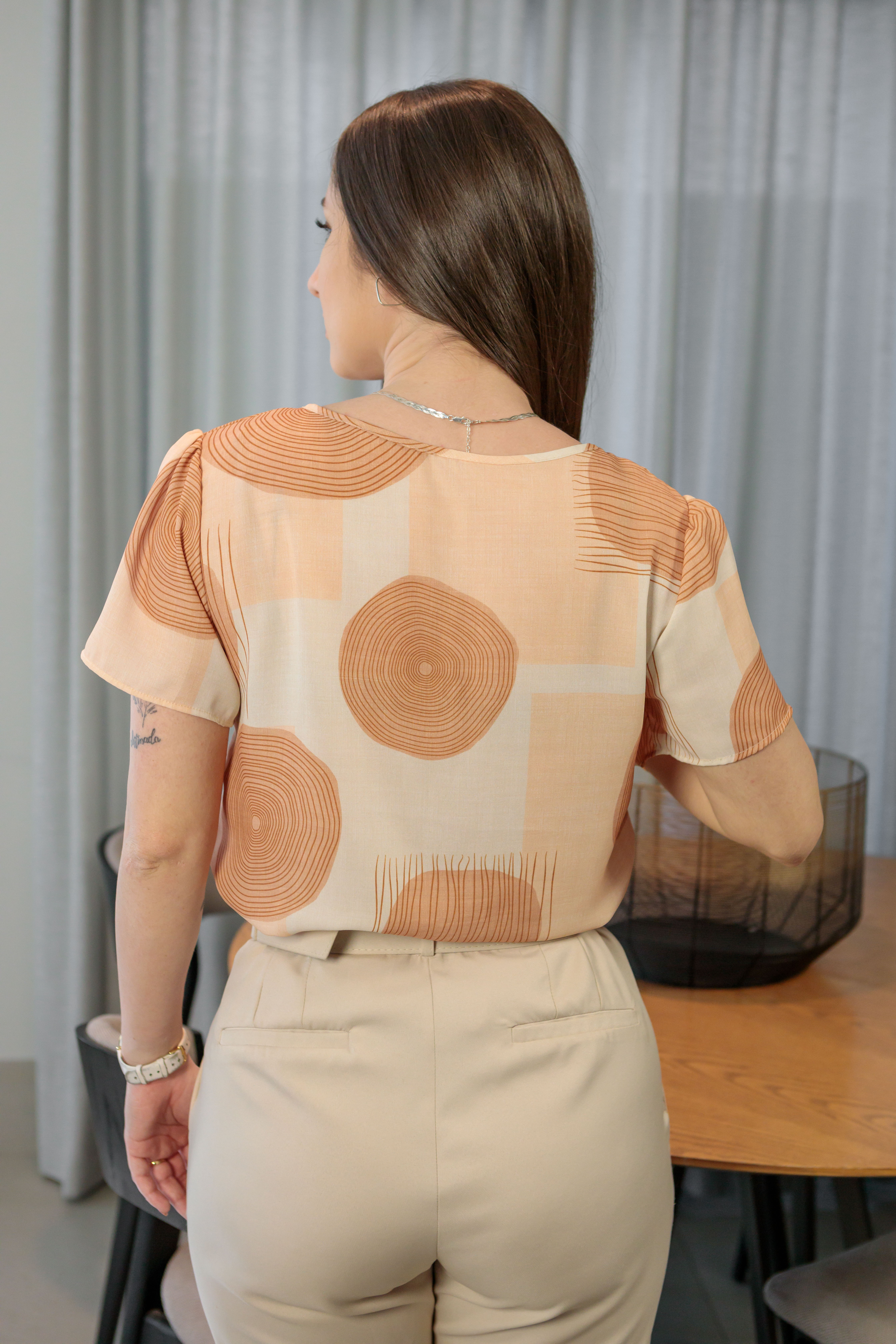 Blusa Manga Curta Tendência Crepe Detalhe Colo Glória Pires Estampada Bege