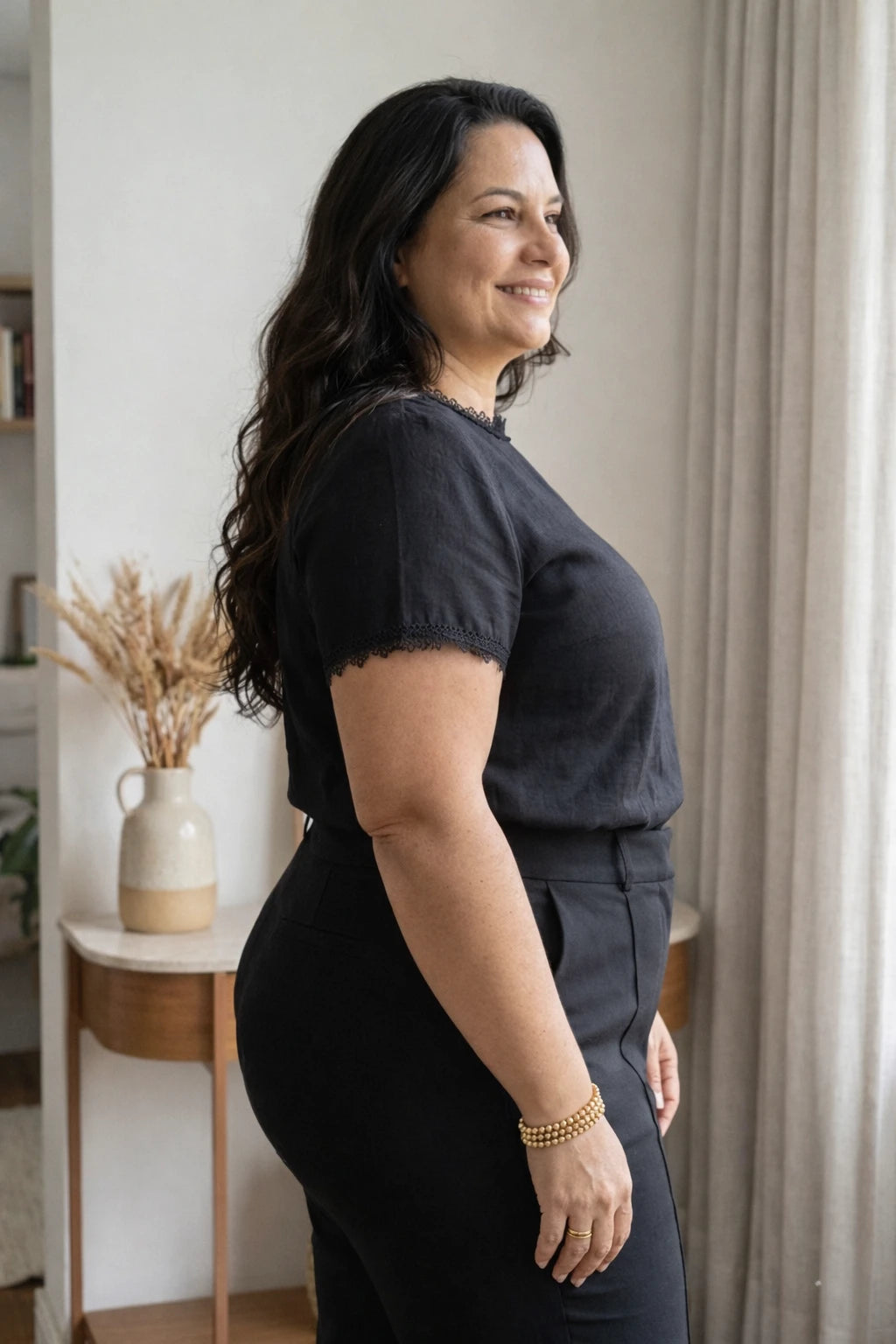 Blusa Manga Curta em Visco Eco Blend com Detalhes Bordados Leila Preta