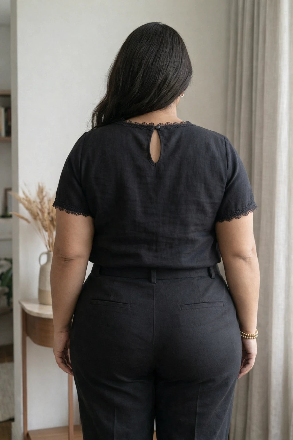 Blusa Manga Curta em Visco Eco Blend com Detalhes Bordados Leila Preta