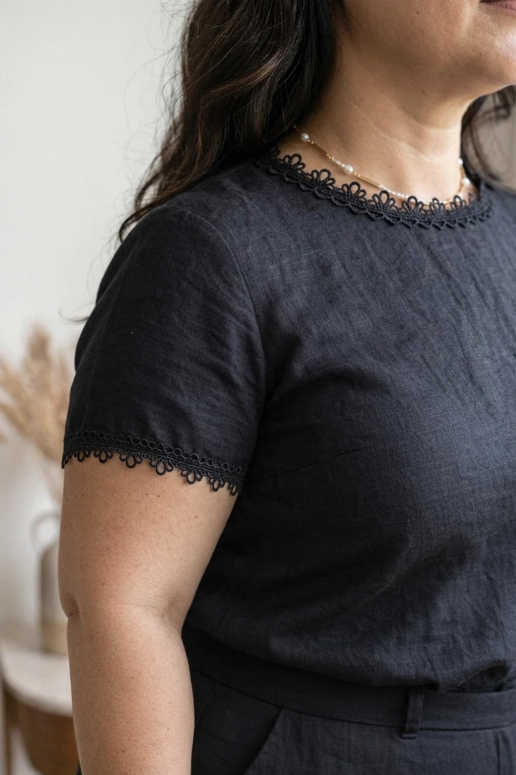 Blusa Manga Curta em Visco Eco Blend com Detalhes Bordados Leila Preta