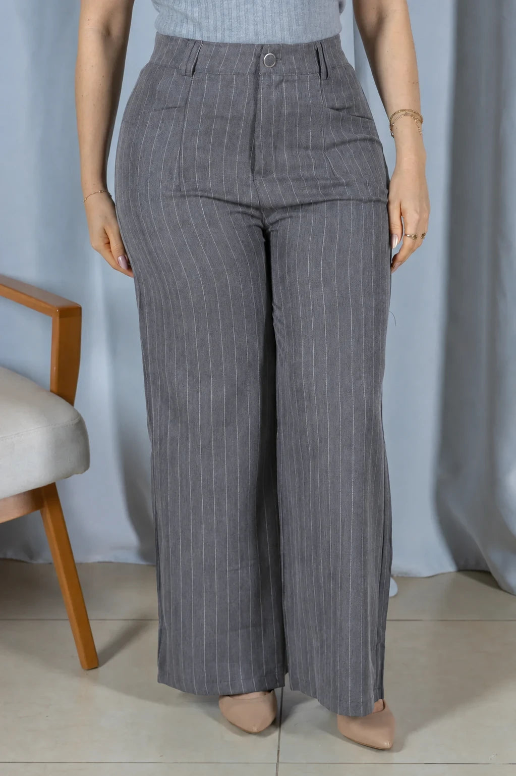 Calça Reta Elegante Risca de Giz Luara Cinza