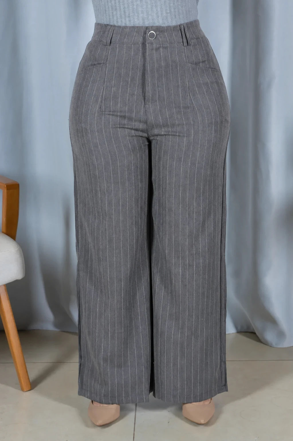 Calça Reta Elegante Risca de Giz Luara Cinza