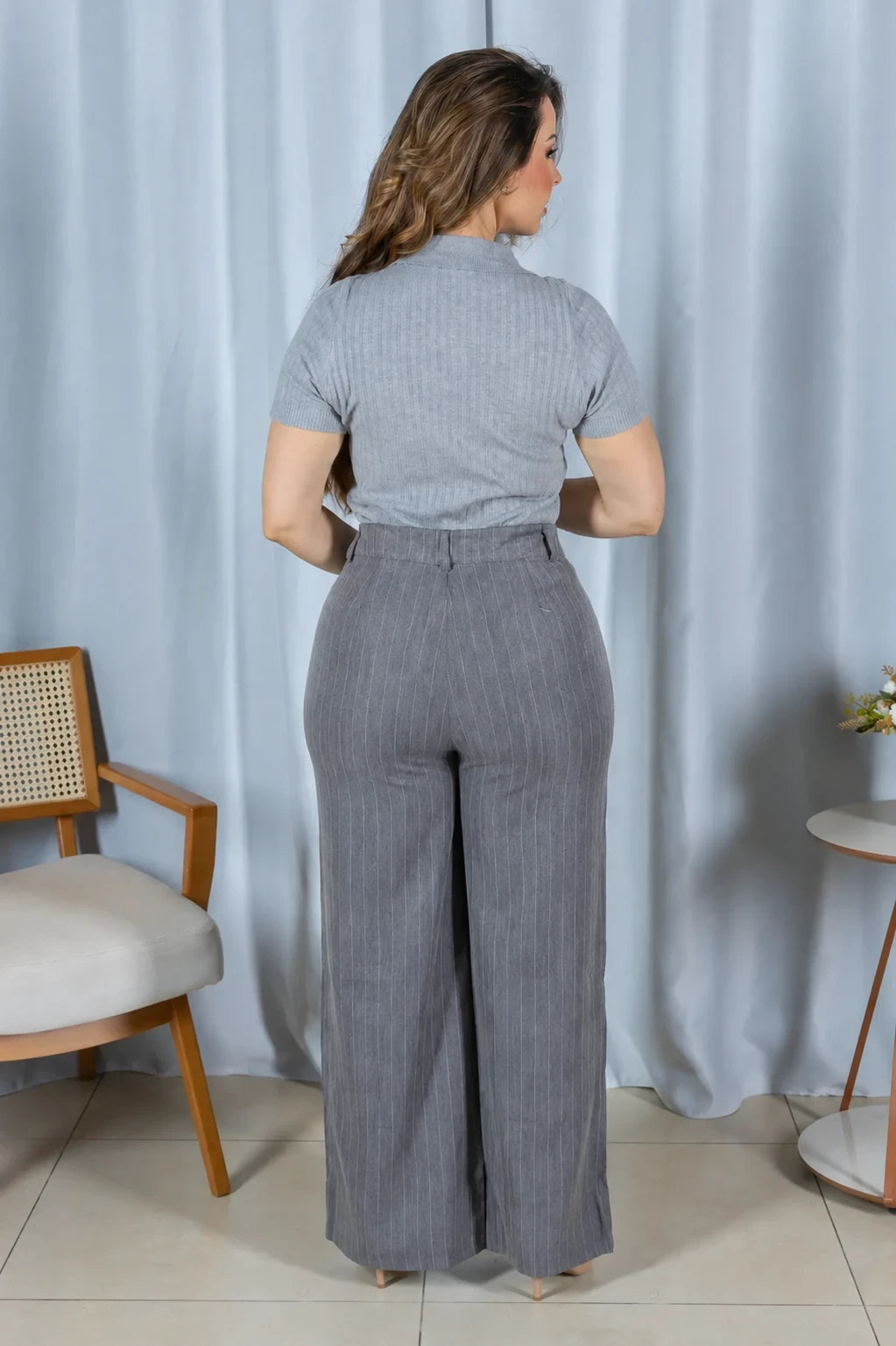 Calça Reta Elegante Risca de Giz Luara Cinza