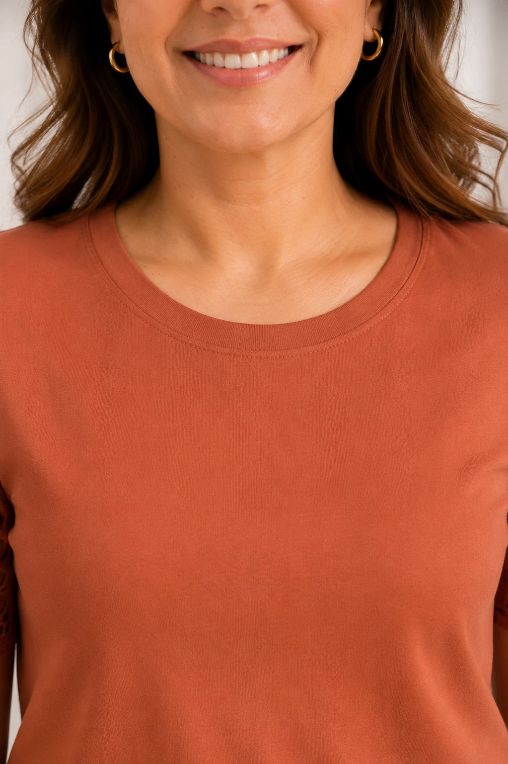Blusa Confortável com Manga em Crochê Gisele Marrom