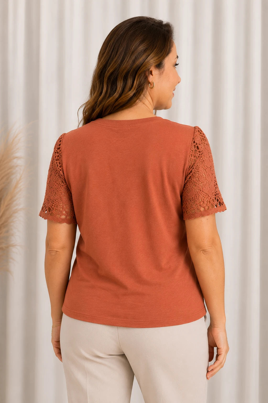 Blusa Confortável com Manga em Crochê Gisele Marrom