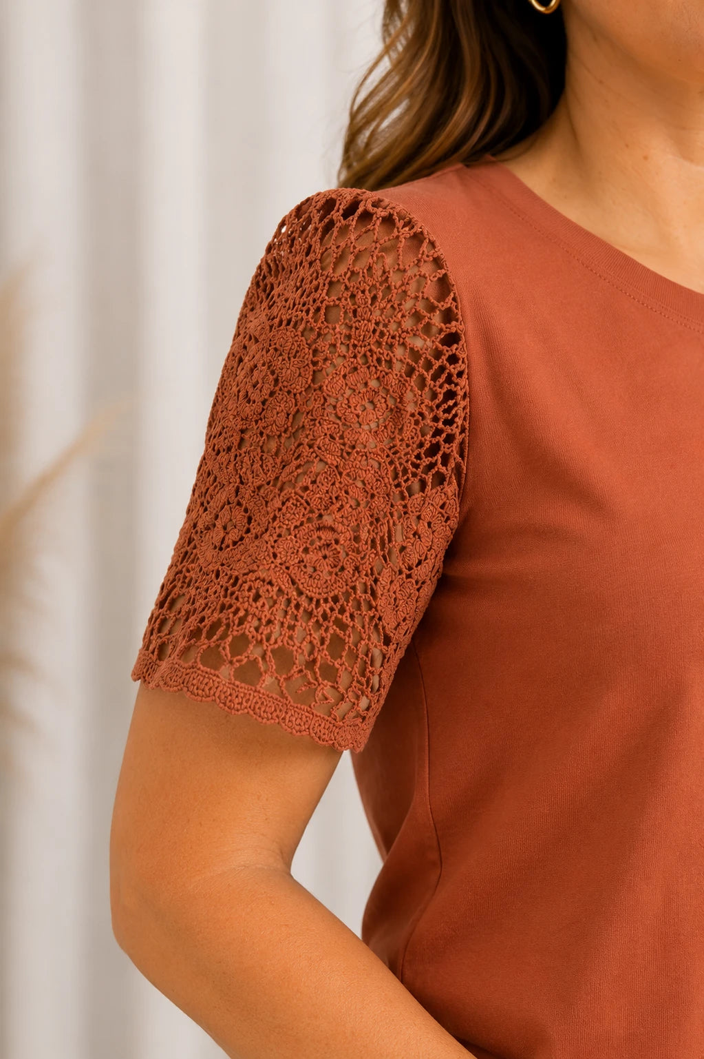 Blusa Confortável com Manga em Crochê Gisele Marrom