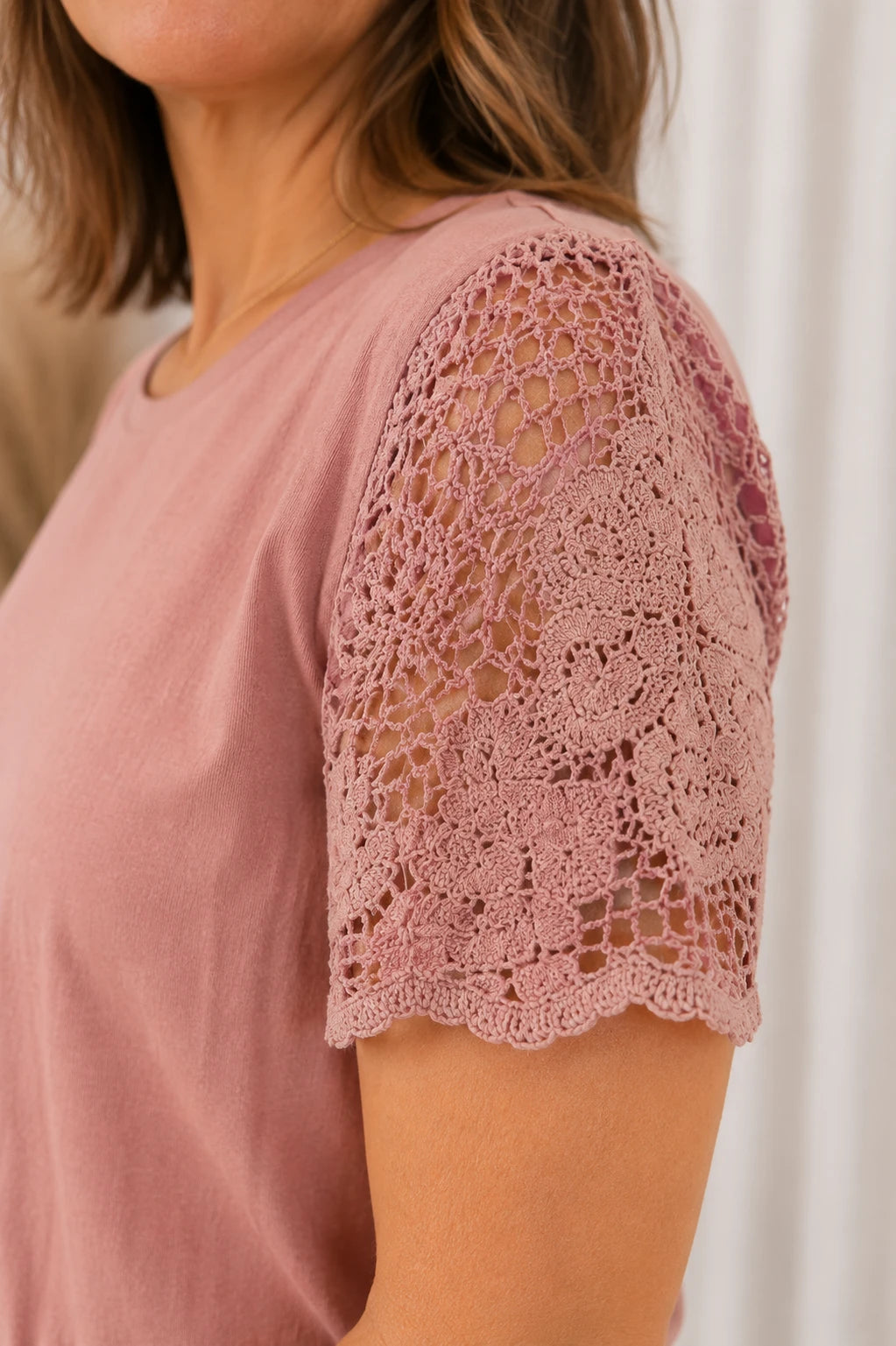Blusa Confortável com Manga em Crochê Gisele Rosê