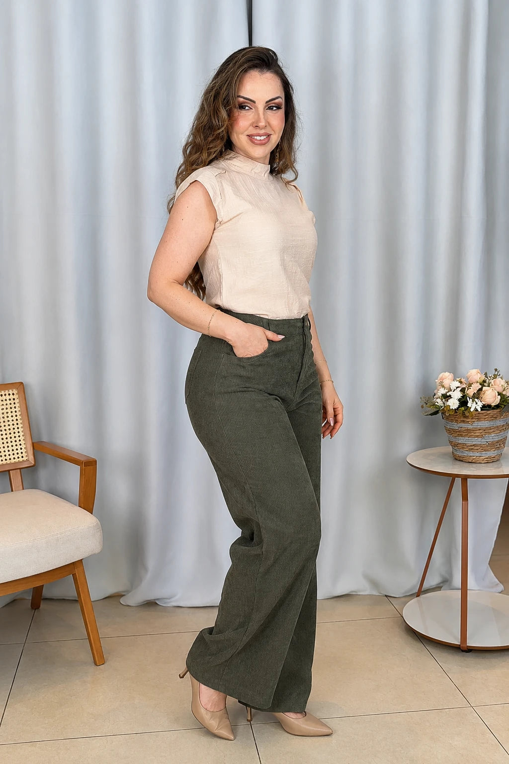 Conjunto: Blusa Regata Crepe Comfort Abotoadura na Gola Tainá Bege + Calça Corte Reto em Cotelê Detalhe Botão Dourado Mia Verde