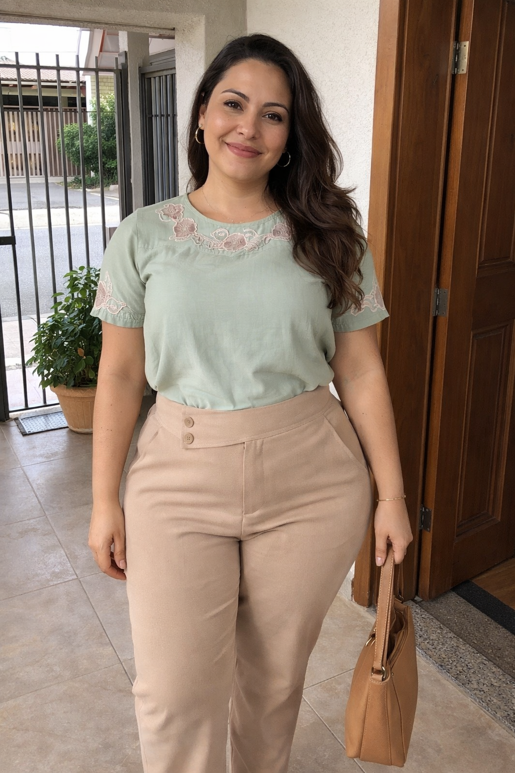 Blusa Manga Curta com Detalhes Bordados Colo Visco Brise Camila Verde