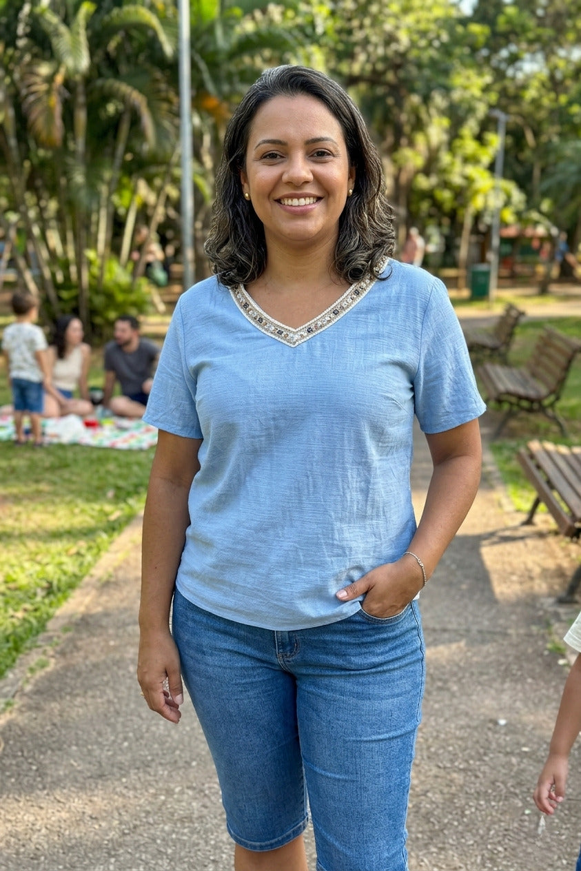 Blusa Manga Curta Decote em "V" em Visco Mix  Bordado com Pedraria Leandra Azul