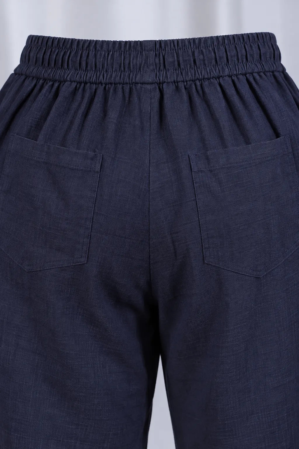 Calça em Algodão Rústico com Bolsos Traseiros Elvira Azul Marinho