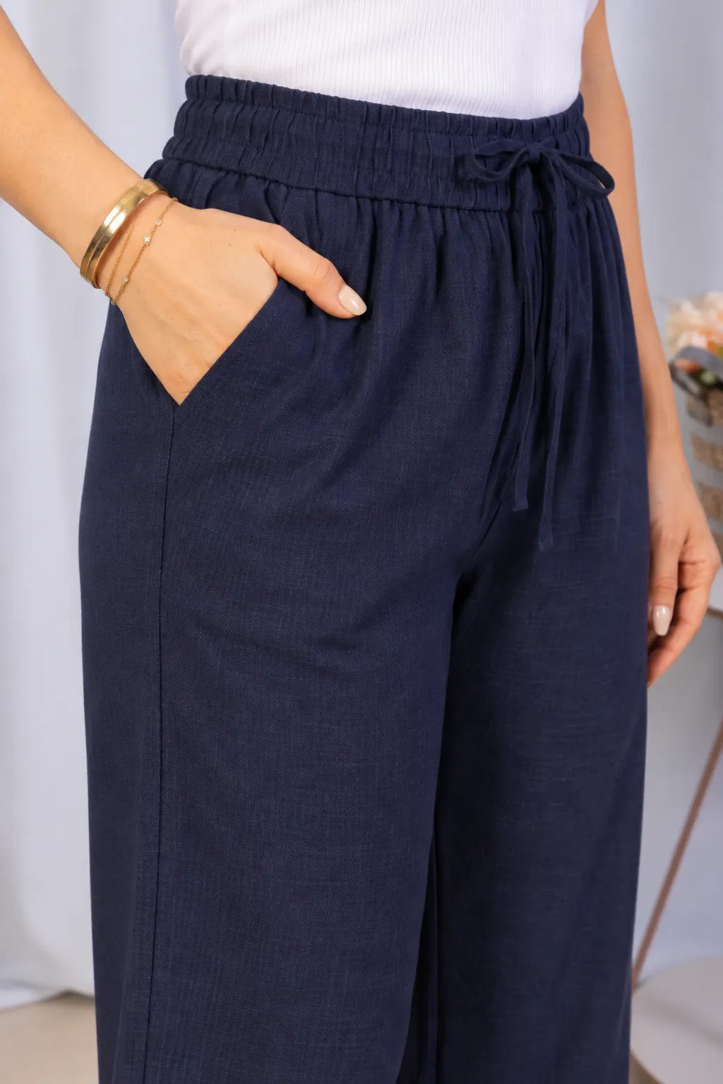 Calça em Algodão Rústico com Bolsos Traseiros Elvira Azul Marinho