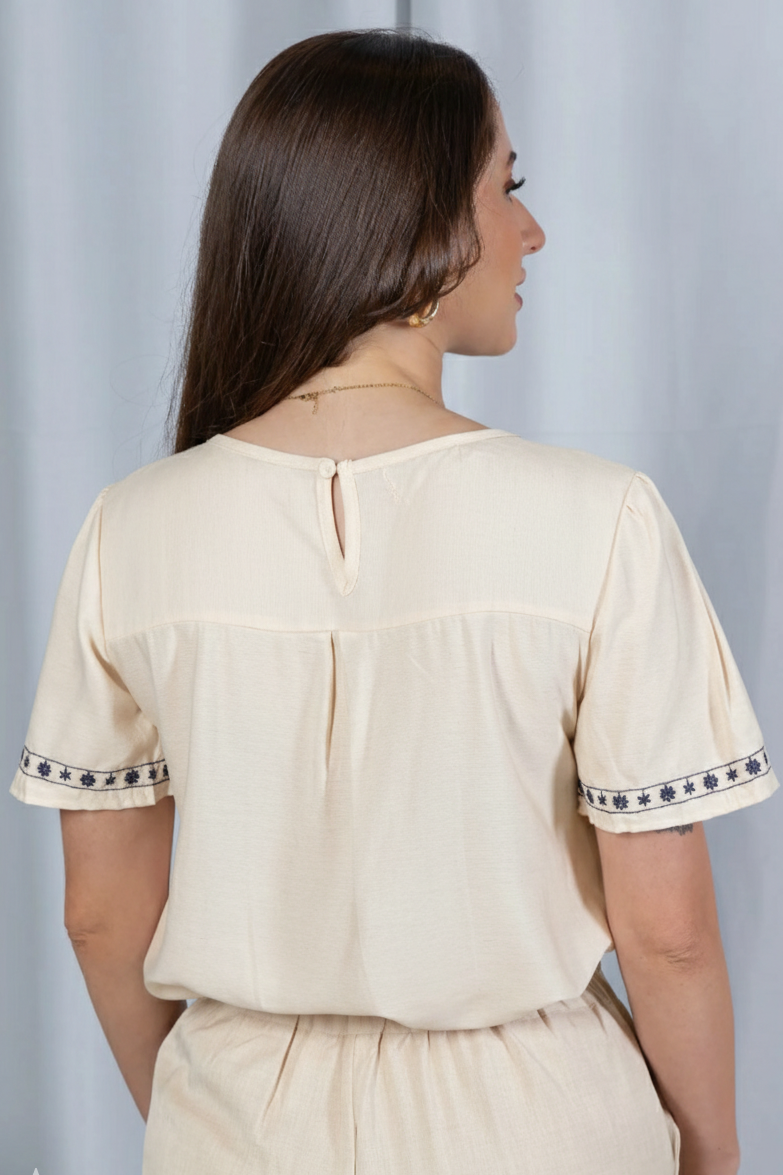 Blusa Manga Curta com Detalhes Bordados Colo Visco Fine Leia Creme