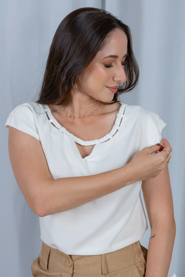 Blusa Manga Curta Decote em "V" Cotton Touch Detalhe Trançado Colo Virgínia Branca