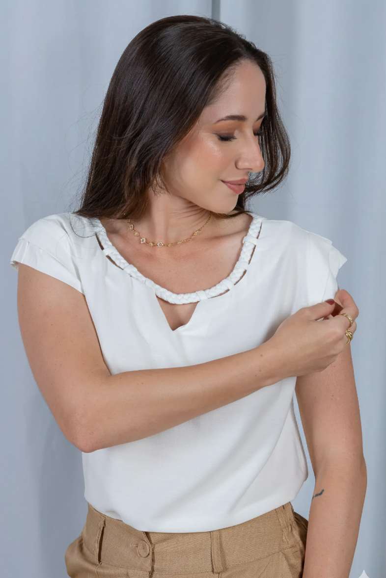 Blusa Manga Curta Decote em "V" Cotton Touch Detalhe Trançado Colo Virgínia Branca