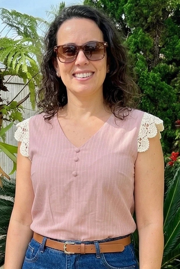 Blusa Regata em Visco-Linho Decote em "V" Detalhe em Renda Melissa Rosa