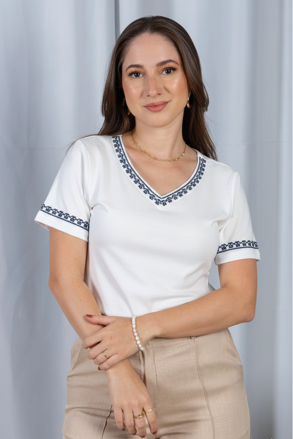 Blusa Manga Curta Decote em "V" Cotton Lycra Detalhes Bordados Jéssica Branca