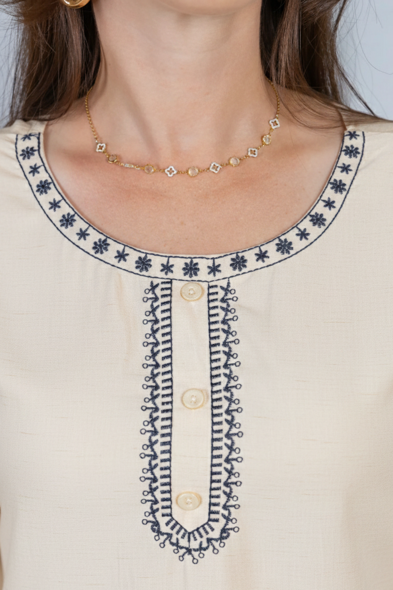 Blusa Manga Curta com Detalhes Bordados Colo Visco Fine Leia Creme