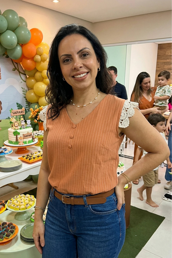 Blusa Regata em Visco-Linho Decote em "V" Detalhe em Renda Melissa Coral